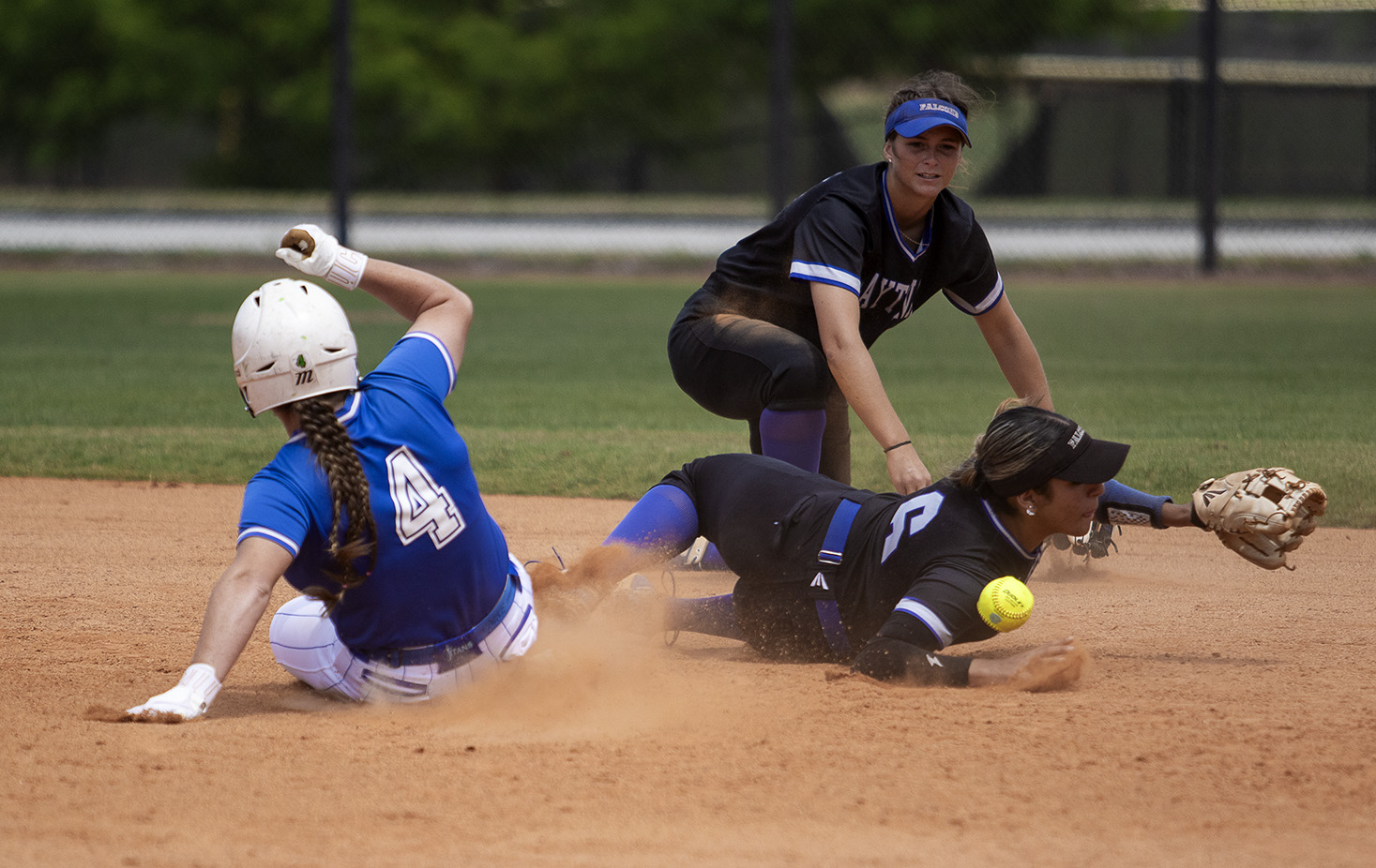 Softball team wins pair of thrilling conference games