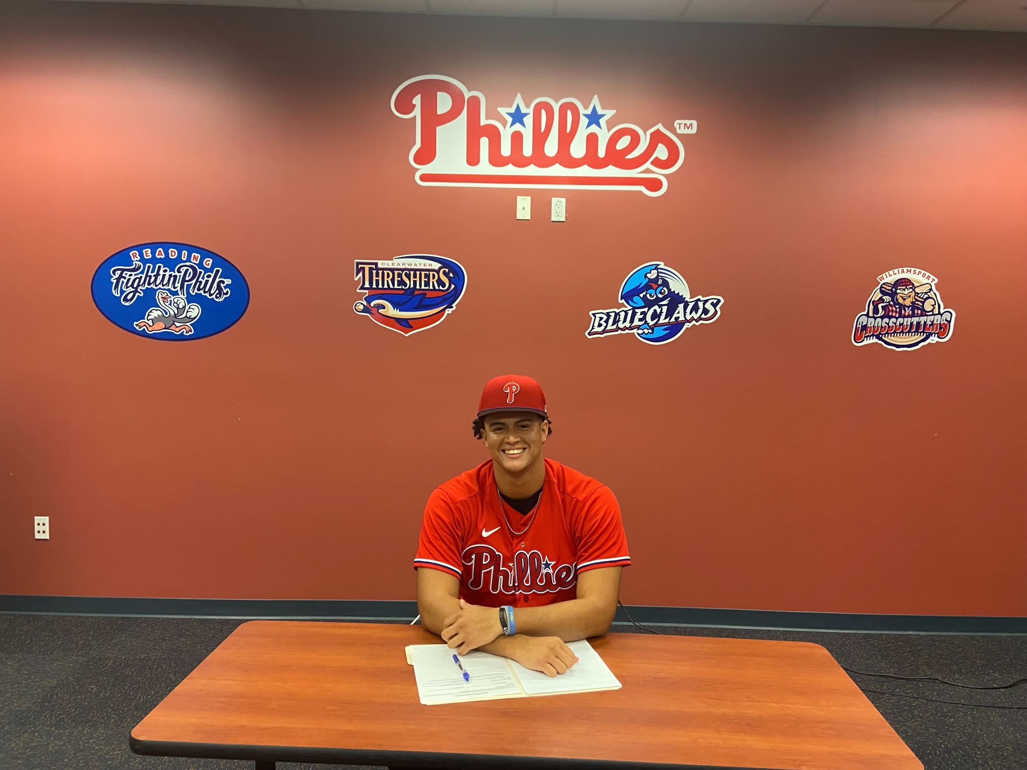 Eric Garcia signs pro contract with Phillies
