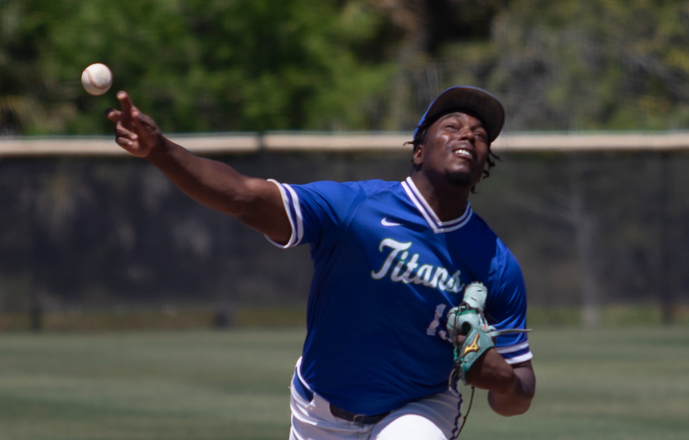 Baseball team loses tight conference game on the road