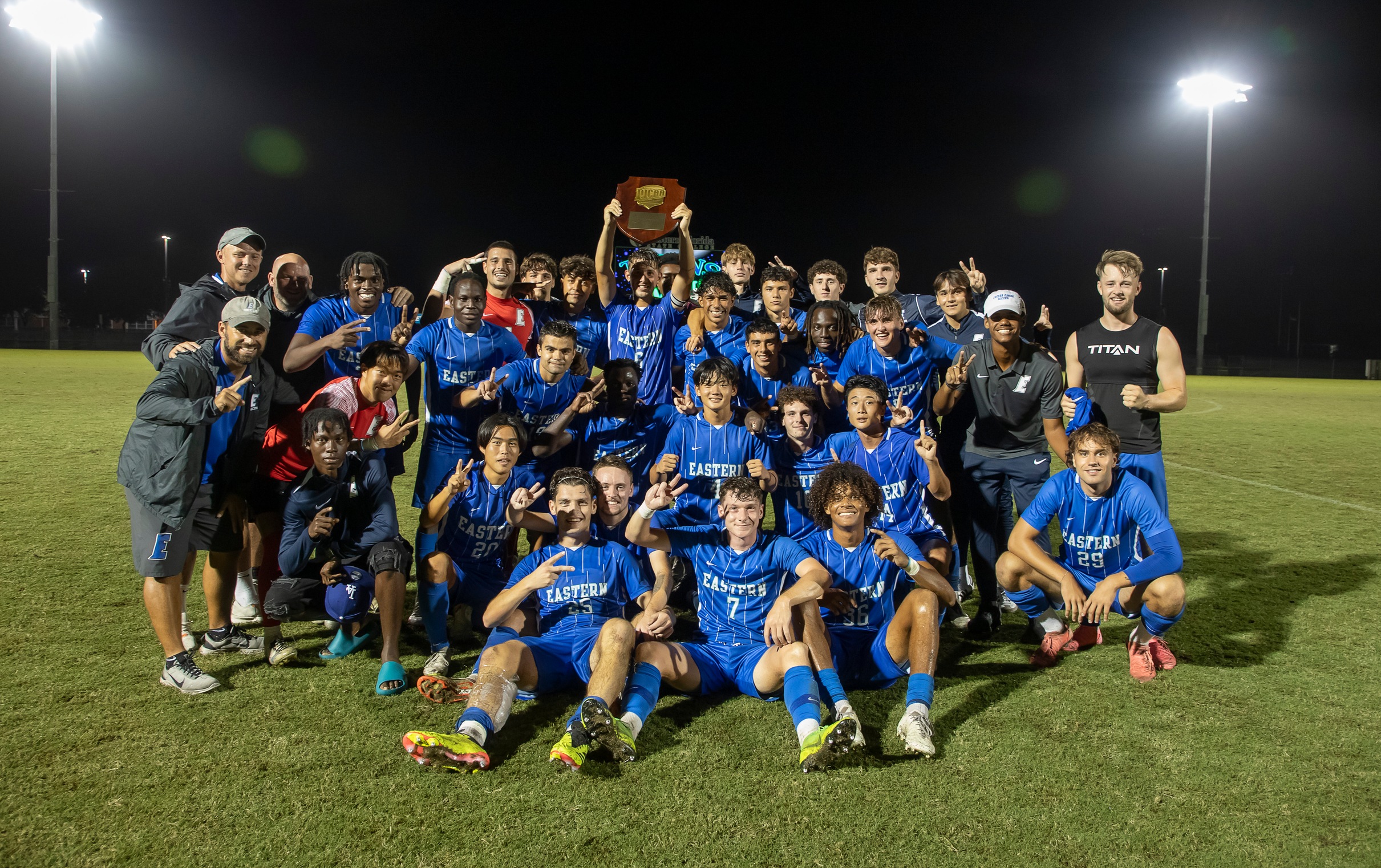 Men's soccer team wins, advances to national tournament