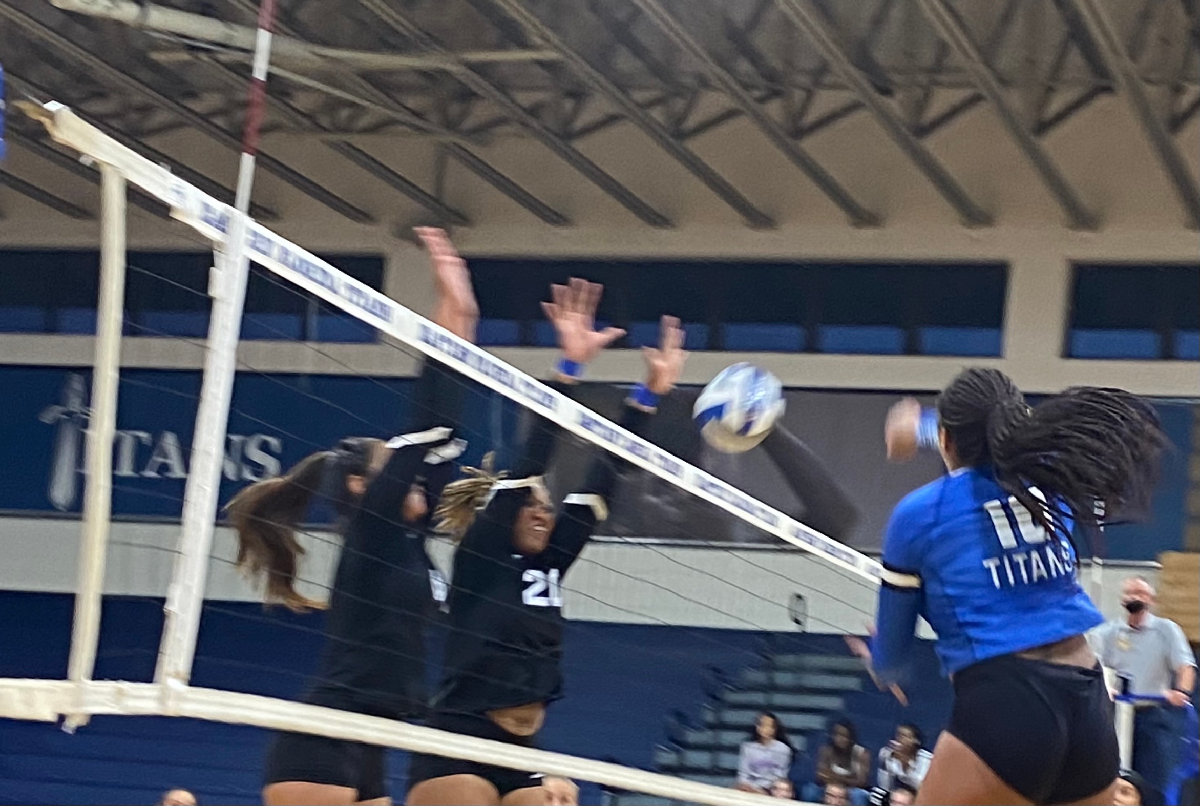 Women's volleyball team loses to Miami Dade